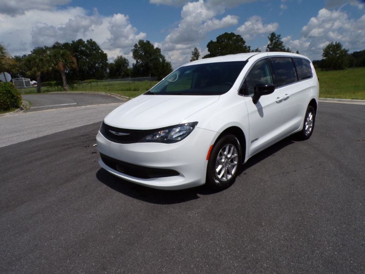 White Chrysler Voyager image number 3