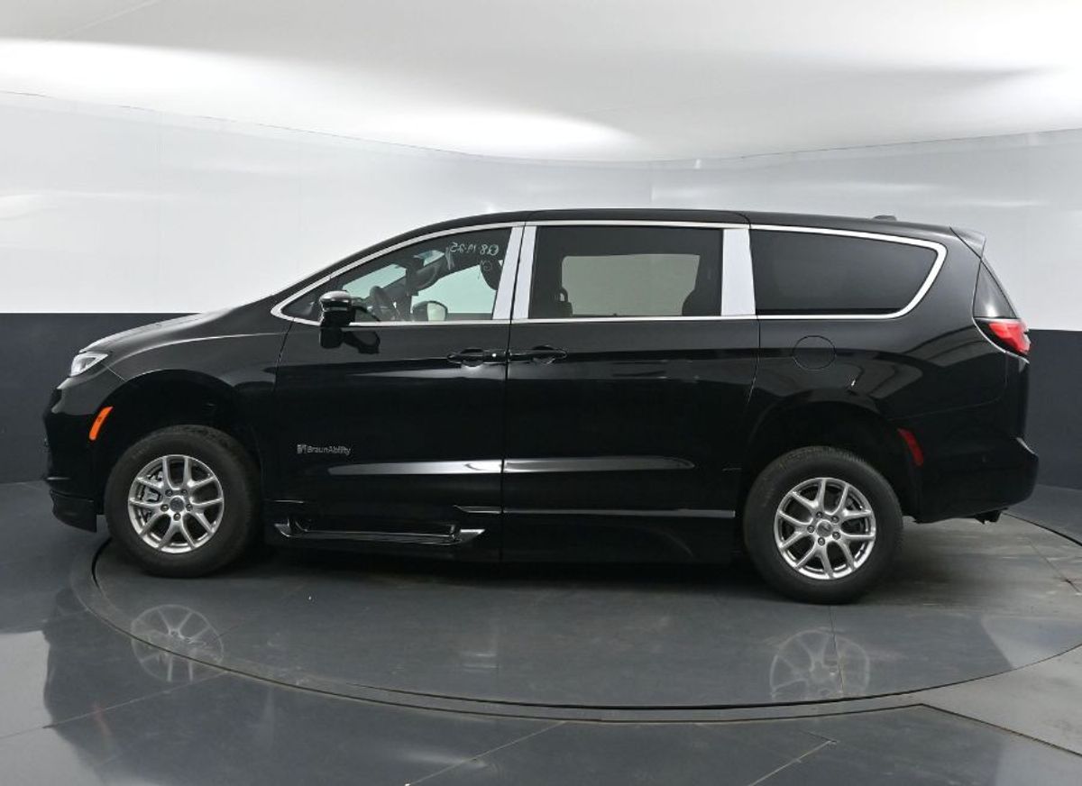 Black Chrysler Pacifica image number 3