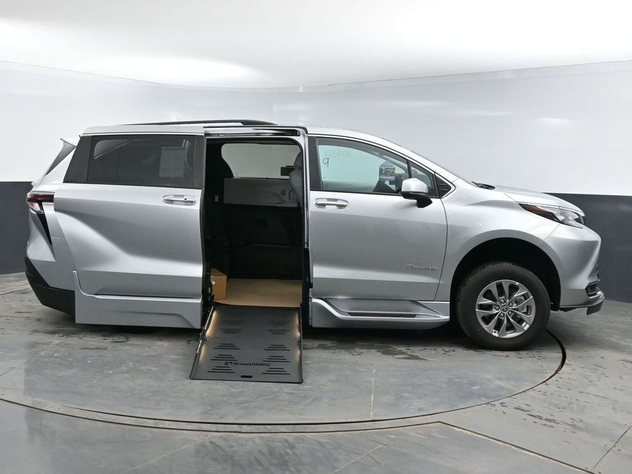 New 2025 Toyota Sienna Hybrid XLE Plus - BraunAbility Side Entry Entry Fold Out Automatic Ramp