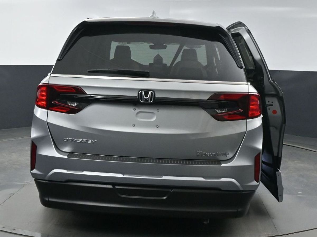 Silver Honda Odyssey image number 5