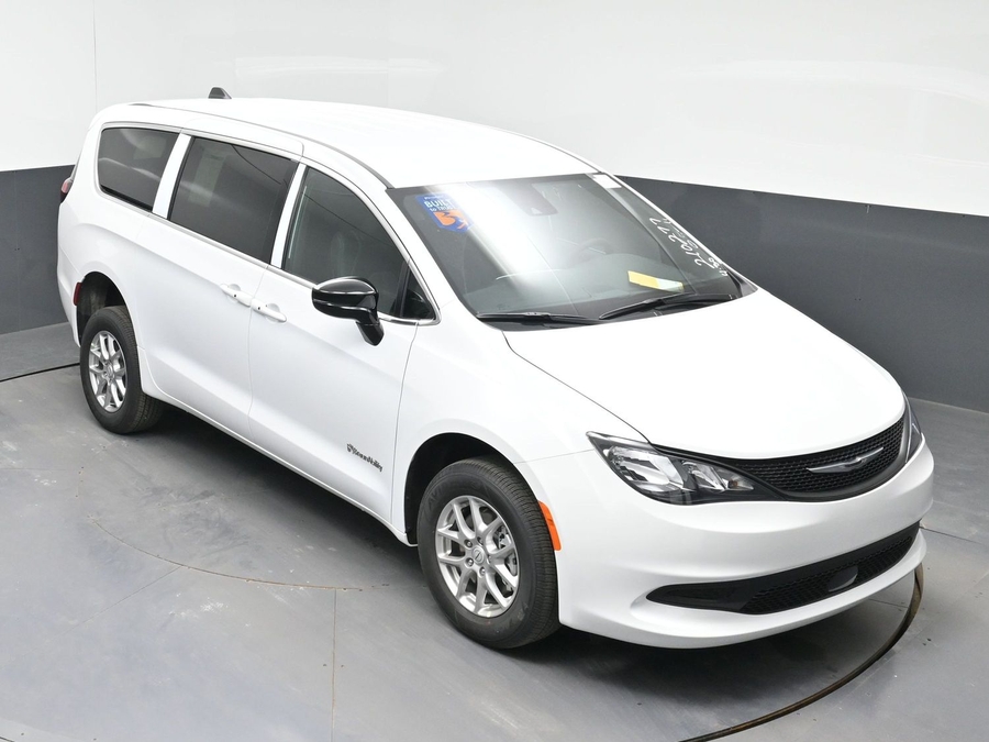 White Chrysler Voyager image number 8