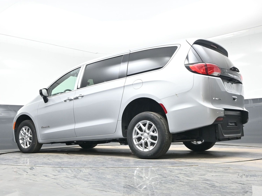 Silver Chrysler Voyager image number 19