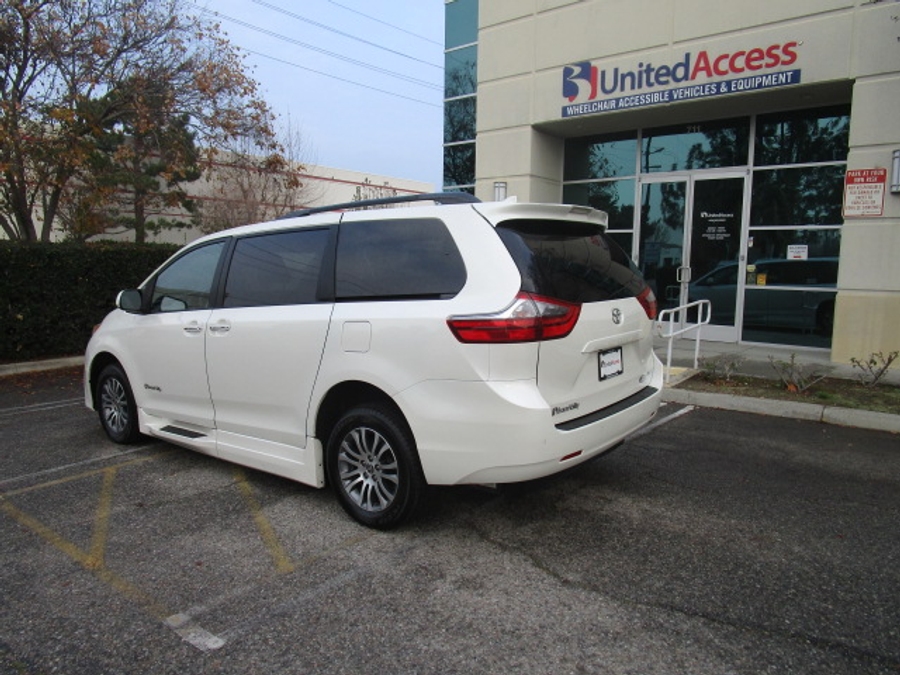 Used 2020 Toyota Sienna XLE Base - BraunAbility Side Entry Entry Fold Out Automatic Ramp