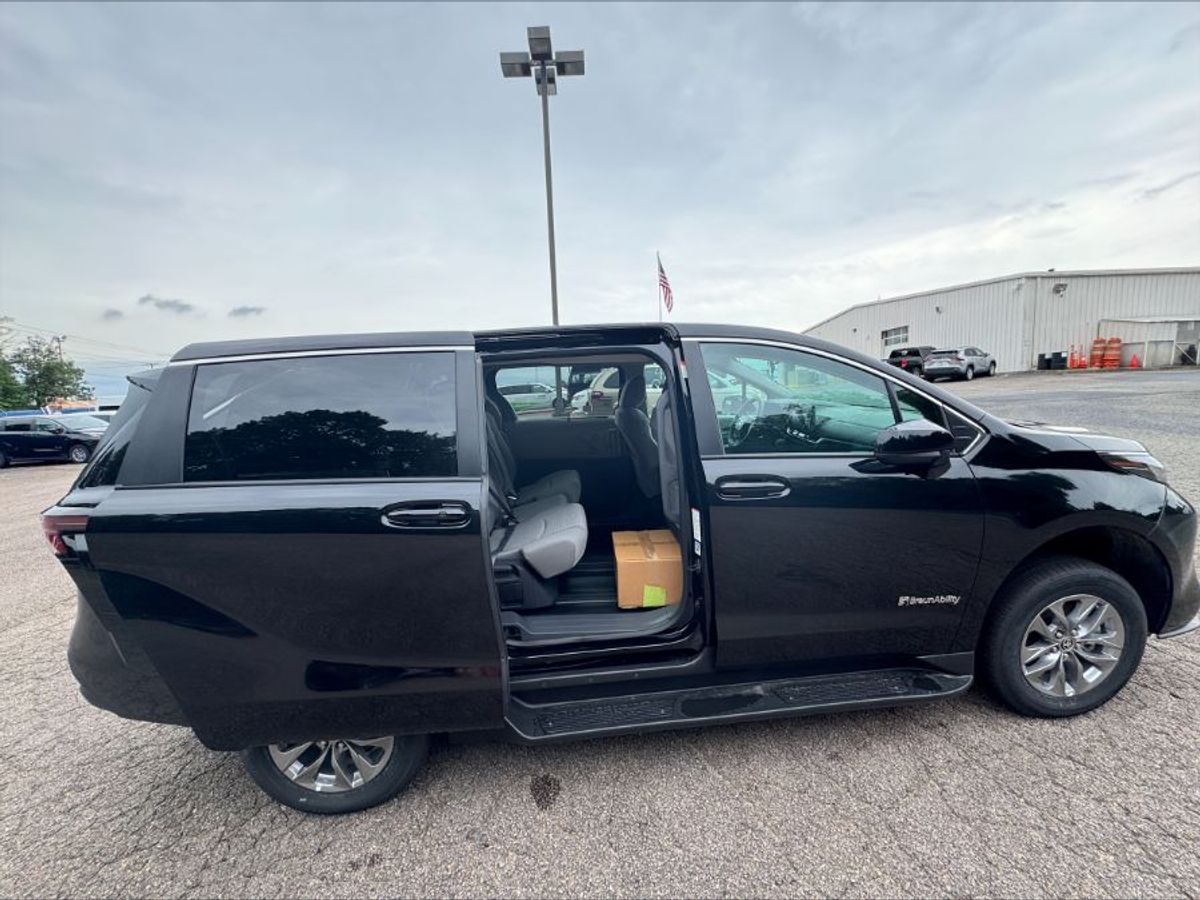 Wheelchair Van New 2024 Toyota Sienna STQ42359