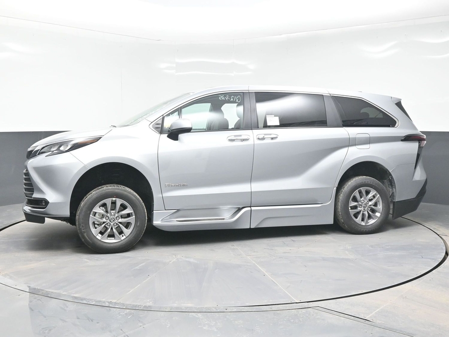 New 2025 Toyota Sienna Hybrid XLE Base - BraunAbility Side Entry Entry Fold Out Automatic Ramp