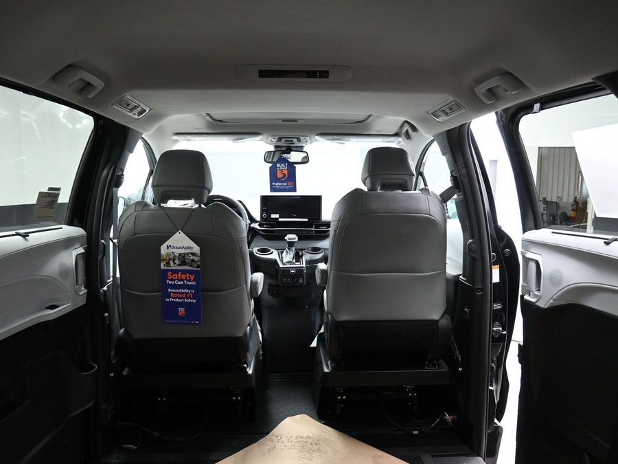 Black Toyota Sienna image number 14