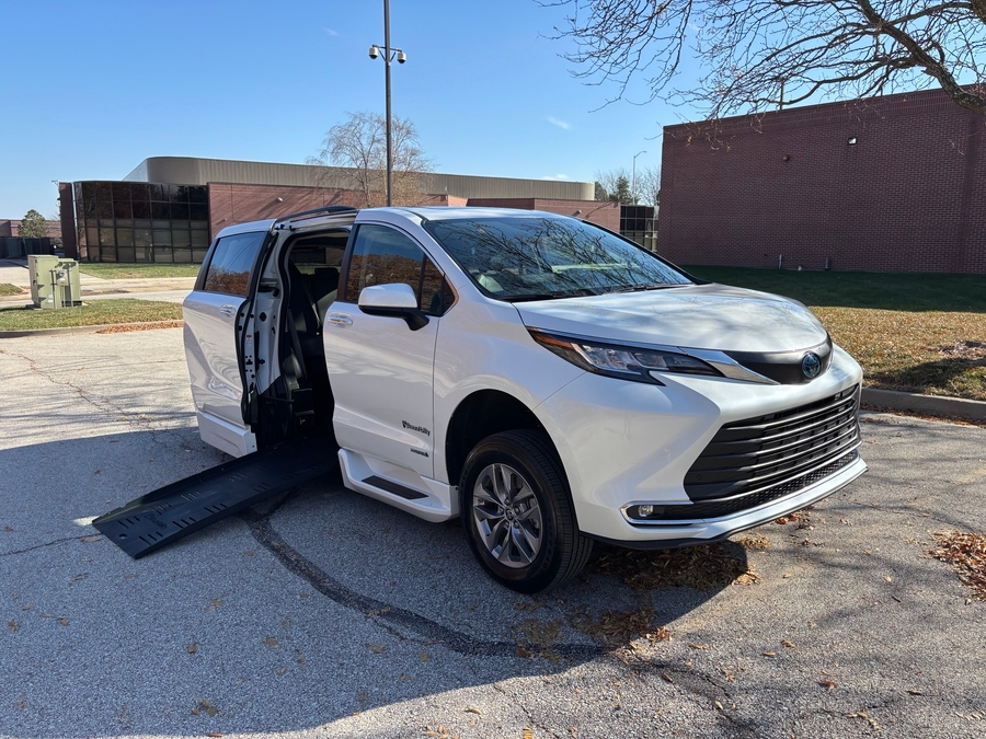 Used 2021 Toyota Sienna Hybrid XLE Base - BraunAbility Side Entry Entry Fold Out Automatic Ramp