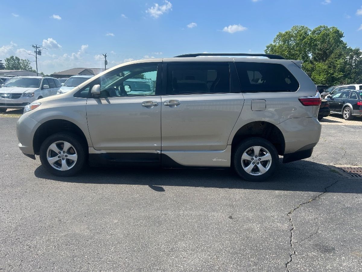 2017 TOYOTA SIENNA - Image 10