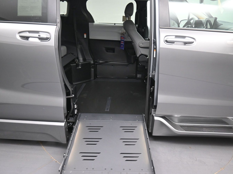 New 2026 Toyota Sienna Hybrid XLE Base - BraunAbility Side Entry Entry Fold Out Automatic Ramp