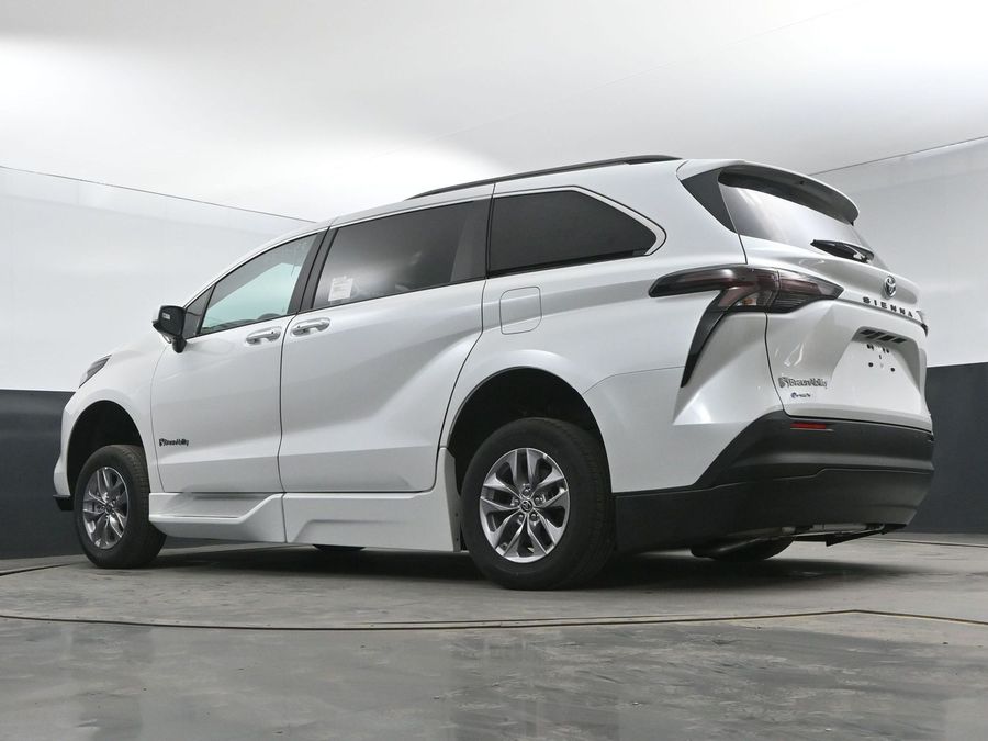 New 2025 Toyota Sienna Hybrid XLE Plus - BraunAbility Side Entry Entry In Floor Automatic Ramp