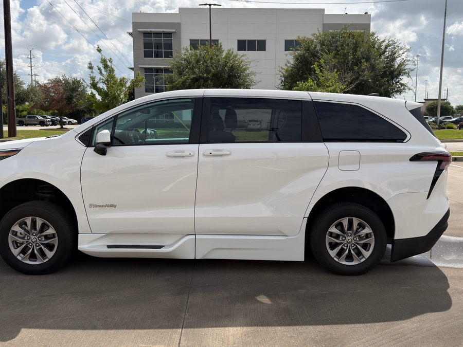 Used 2024 Toyota Sienna Hybrid LE Base - BraunAbility Side Entry Fold Out Automatic Ramp