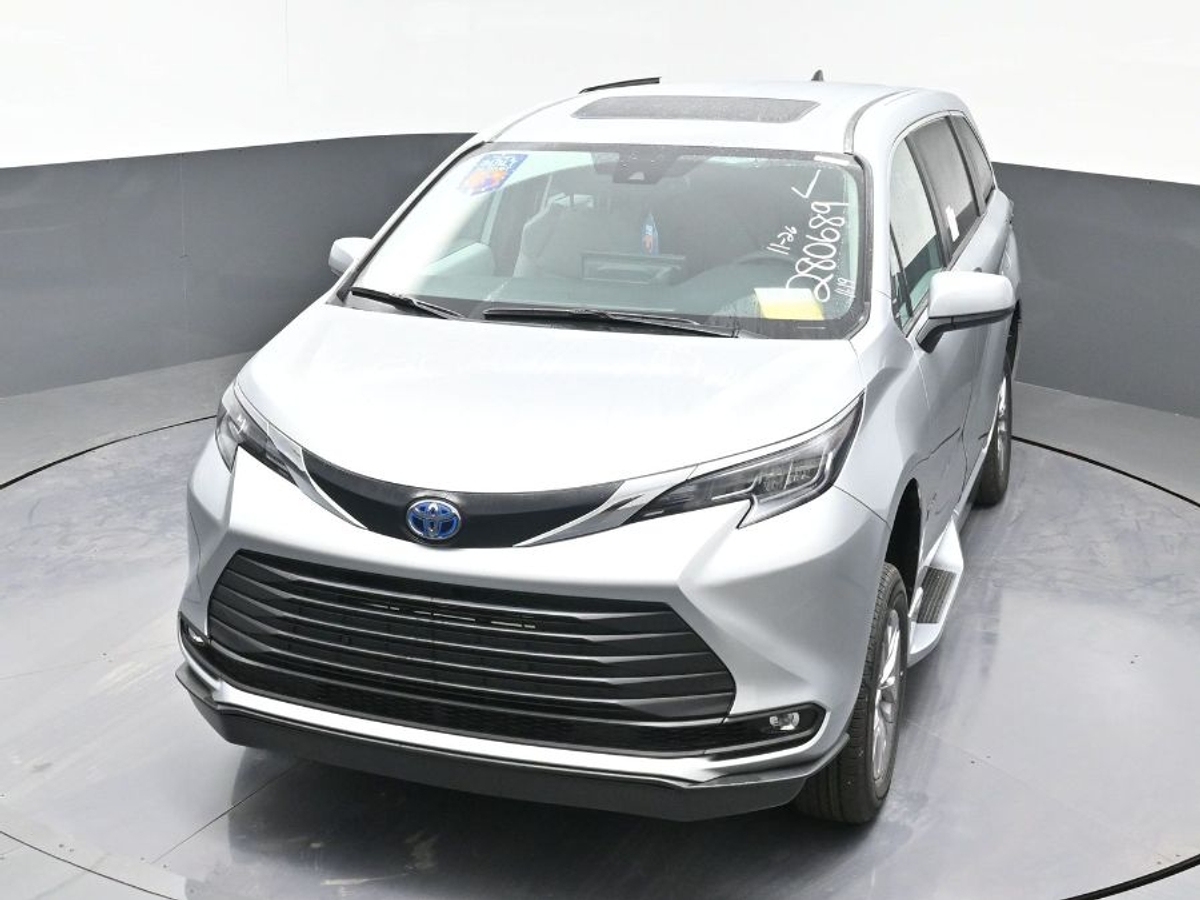 Silver Toyota Sienna image number 23