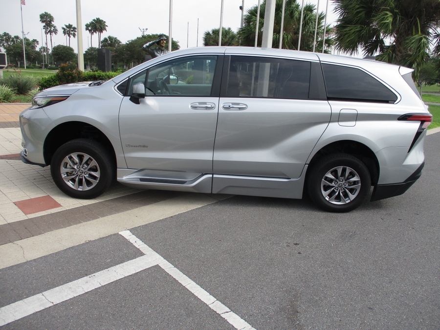 Used 2022 Toyota Sienna XLE - BraunAbility Side Entry Entry Fold Out Automatic Ramp