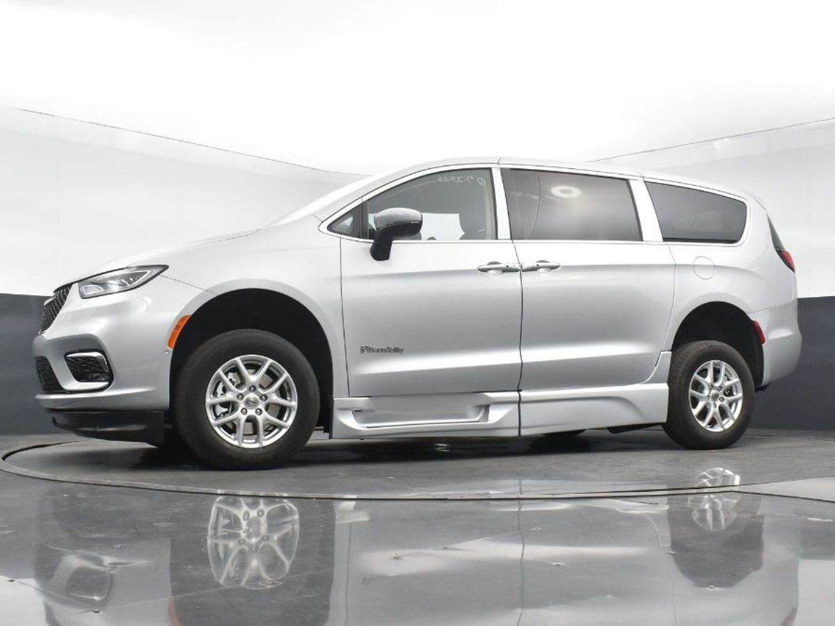 Silver Chrysler Pacifica image number 10