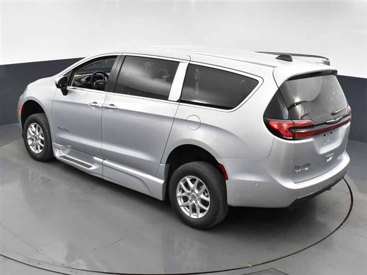 2023 CHRYSLER PACIFICA - Image 5