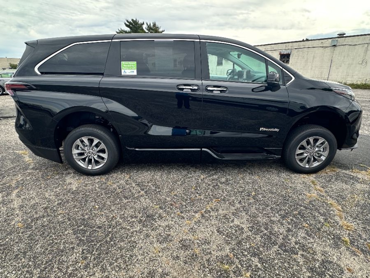 2025 TOYOTA SIENNA - Image 4