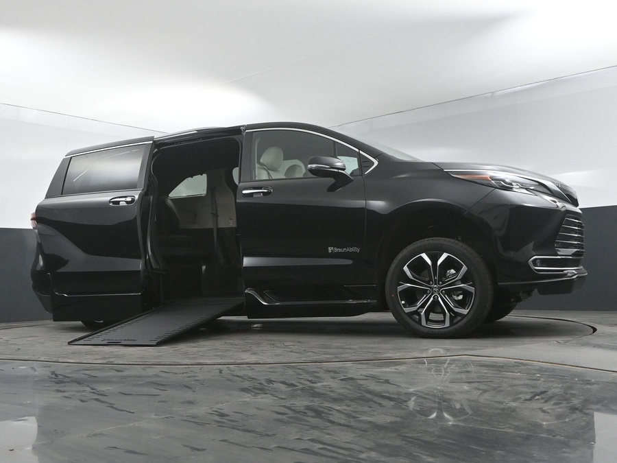 New 2025 Toyota Sienna Hybrid Platinum - BraunAbility Side Entry Entry In Floor Automatic Ramp