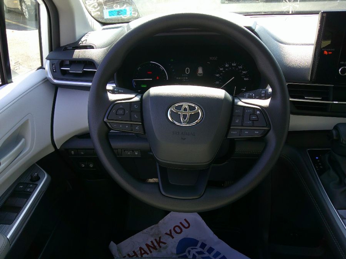 White Toyota Sienna image number 17