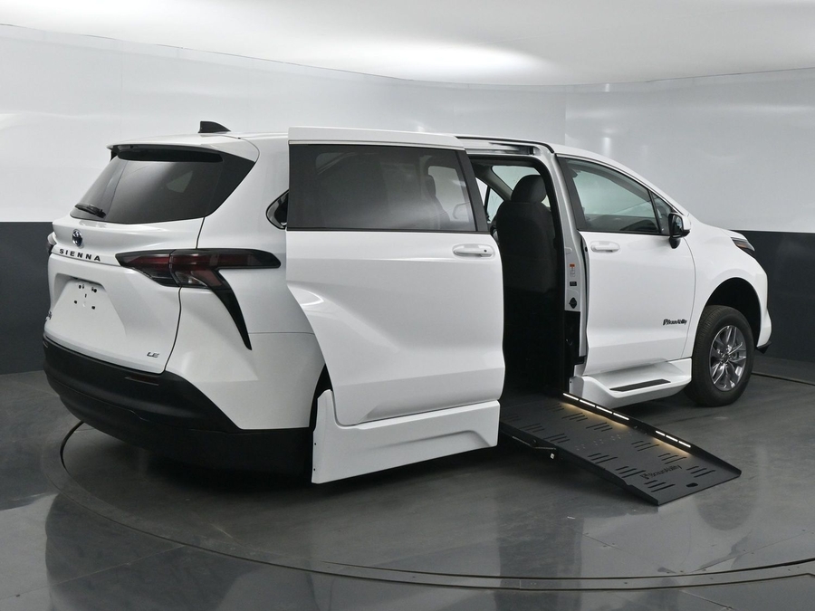 New 2025 Toyota Sienna Hybrid LE - BraunAbility Side Entry Entry Fold Out Automatic Ramp