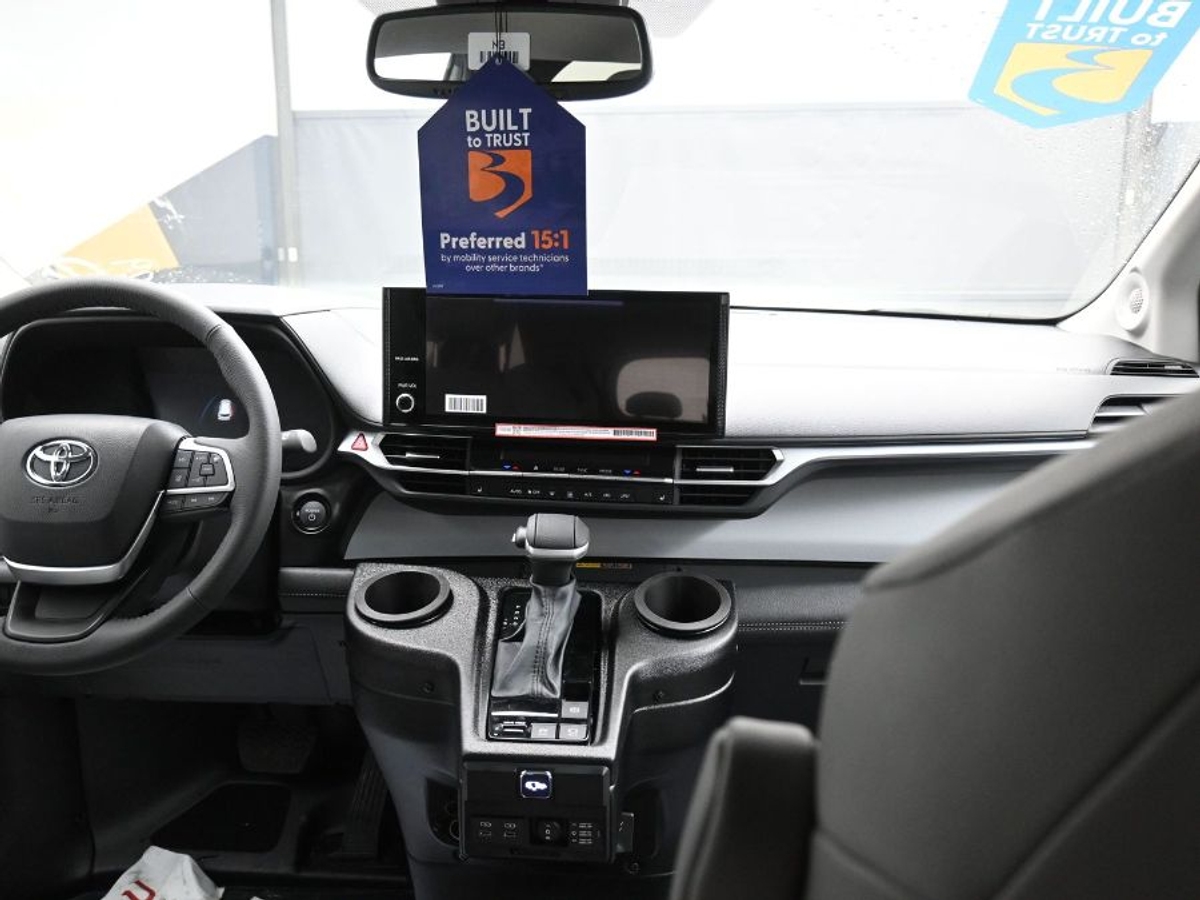 Grey Toyota Sienna image number 12