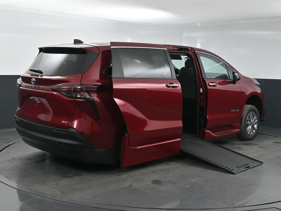 New 2025 Toyota Sienna Hybrid XLE Base - BraunAbility Side Entry Entry In Floor Automatic Ramp
