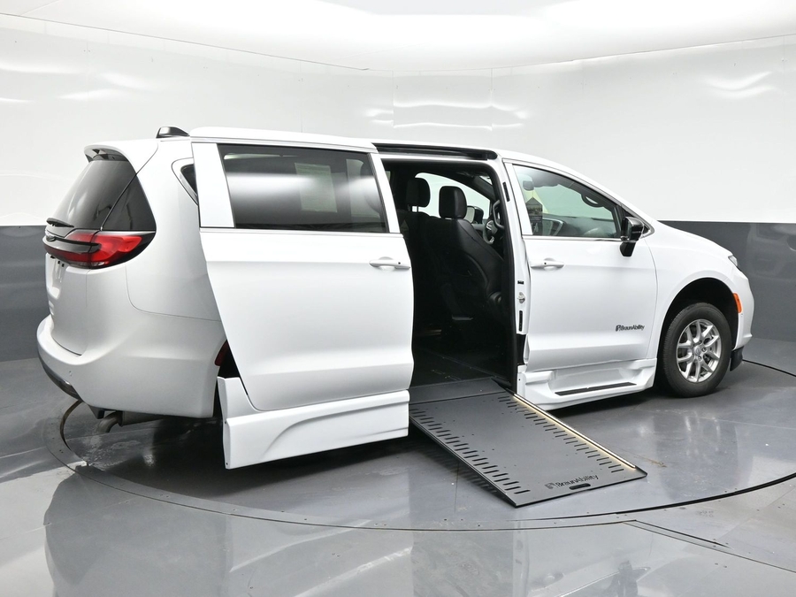 White Chrysler Pacifica image number 6