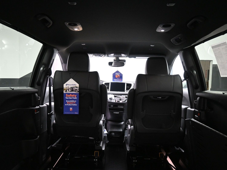 Black Chrysler Pacifica image number 14