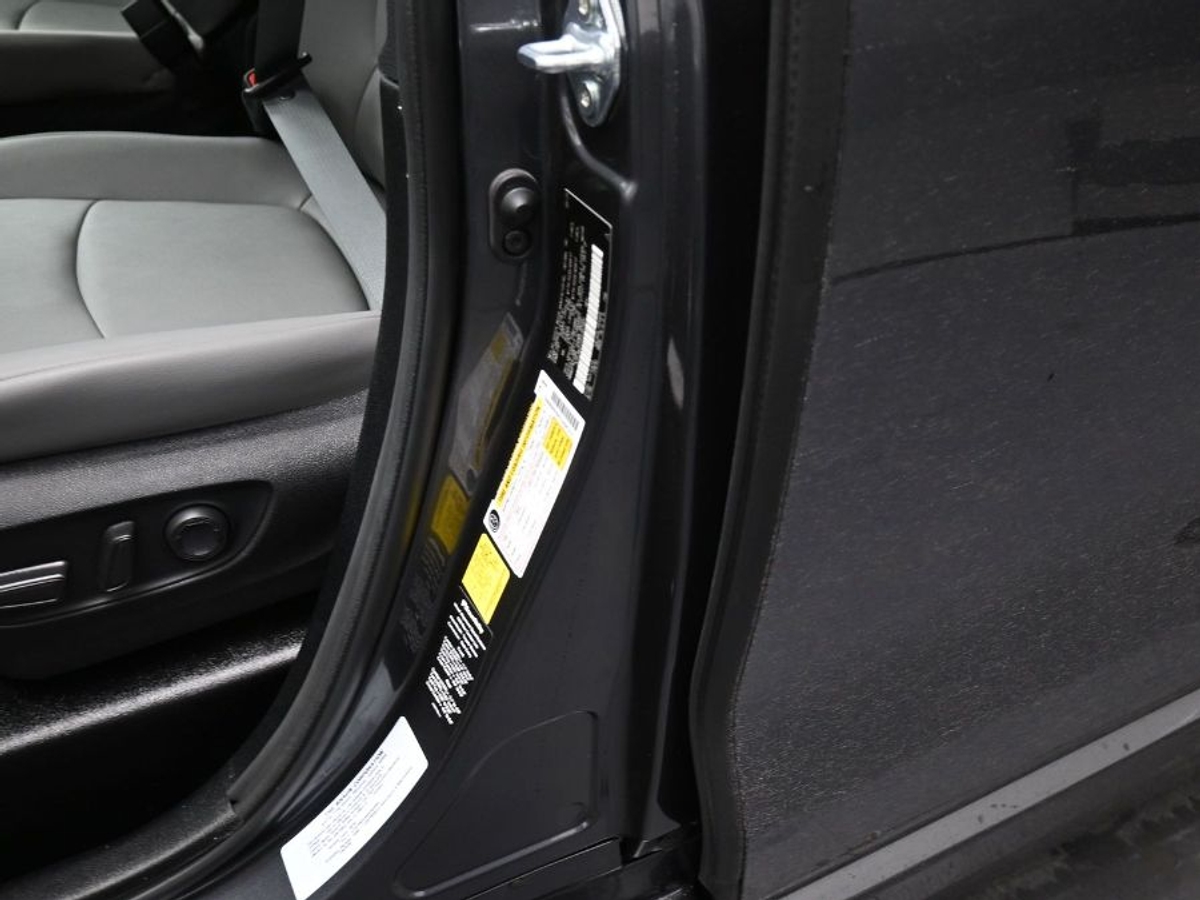 Grey Toyota Sienna image number 16