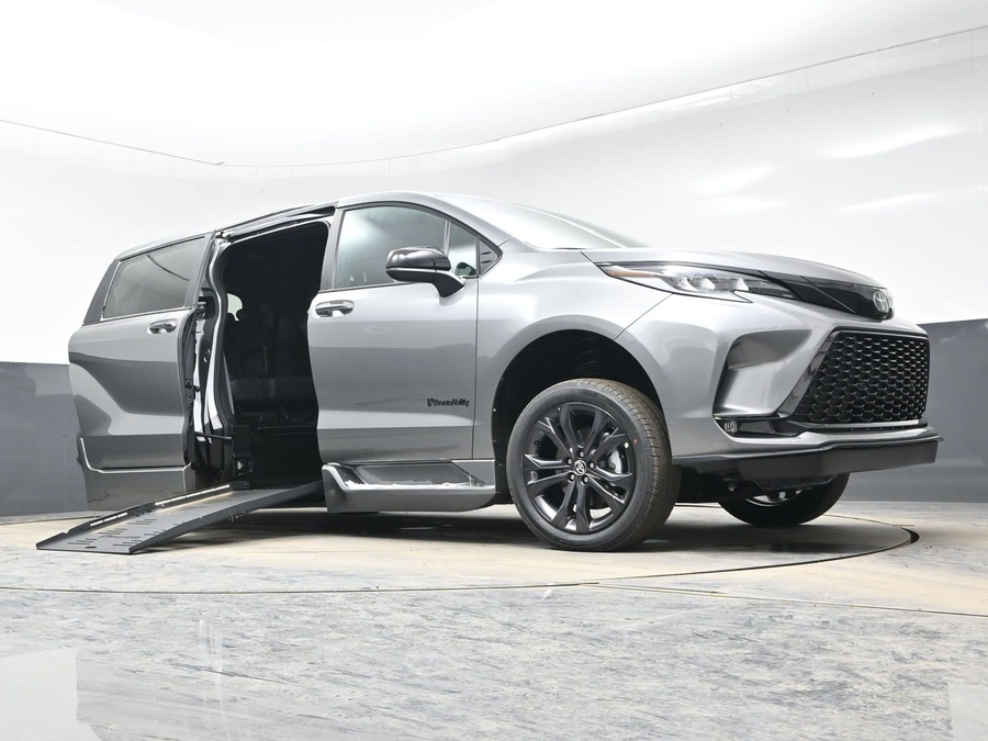 New 2026 Toyota Sienna Hybrid XSE Sport - BraunAbility Side Entry Entry Fold Out Automatic Ramp