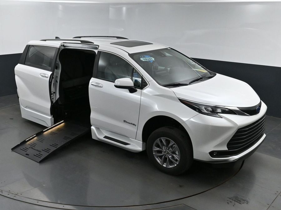 New 2025 Toyota Sienna Hybrid XLE Plus - BraunAbility Side Entry Entry Fold Out Automatic Ramp