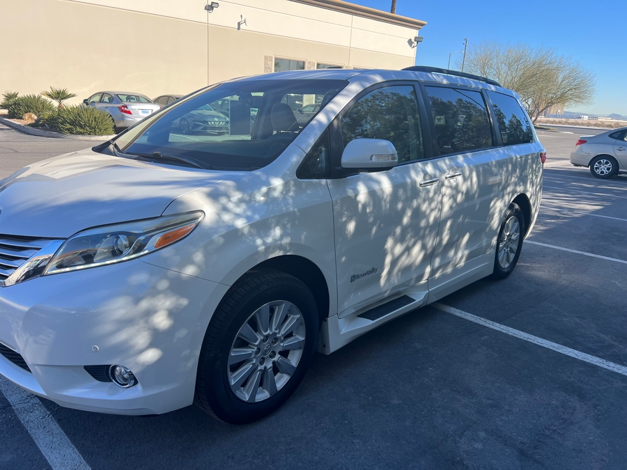 Used 2015 Toyota Sienna Limited - BraunAbility Side Entry Entry In Floor Automatic Ramp