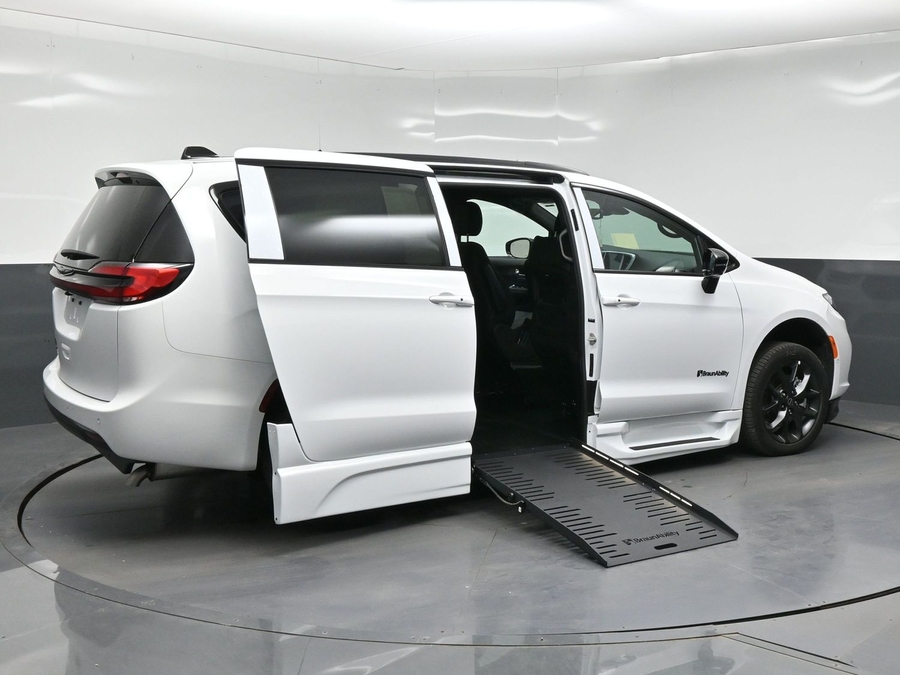 White Chrysler Pacifica image number 4