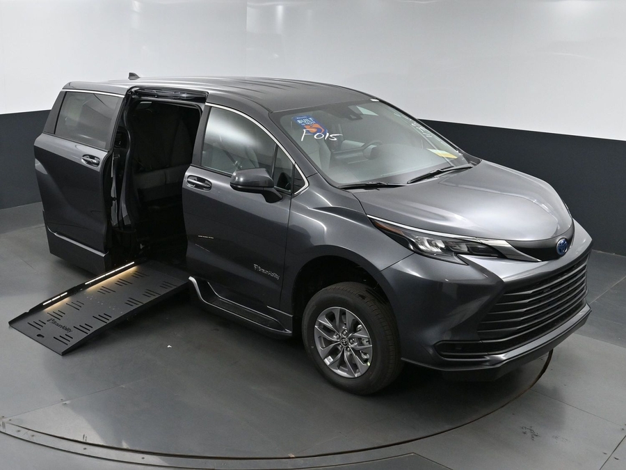 New 2025 Toyota Sienna Hybrid LE - BraunAbility Side Entry Entry Fold Out Automatic Ramp