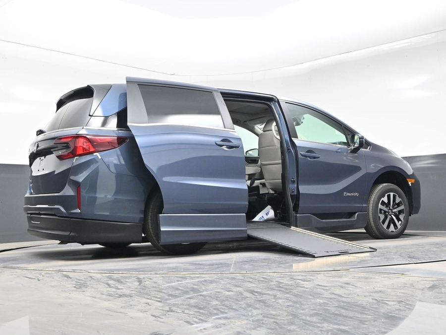 Blue Honda Odyssey image number 18