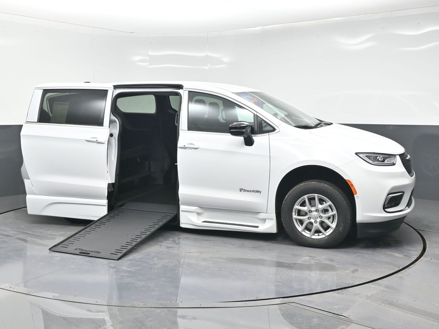 New 2025 Chrysler Pacifica Select Safety - BraunAbility Side Entry Entry In Floor Automatic Ramp