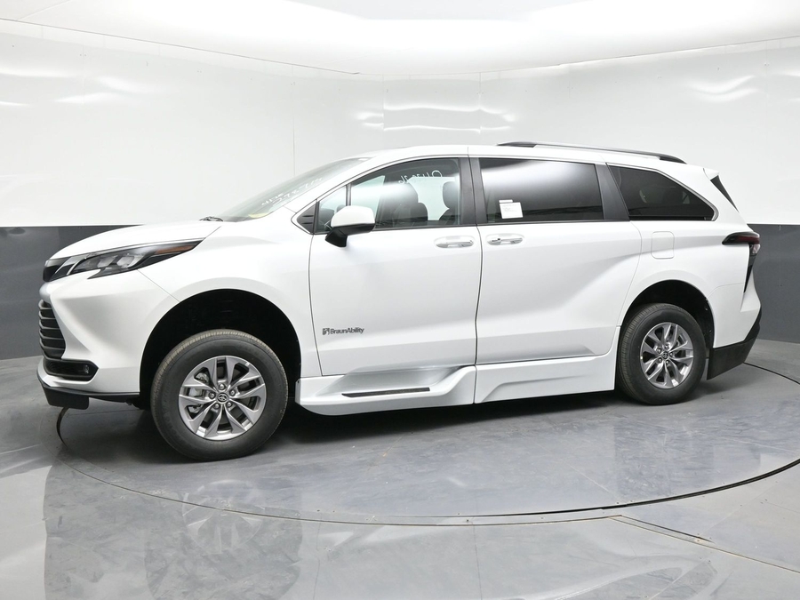 2026 Toyota Sienna XLE 7-Passenger Hybrid FWD's photo