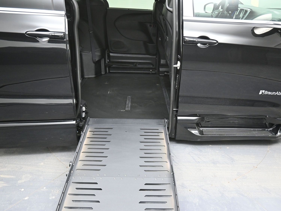 Black Chrysler Pacifica image number 11