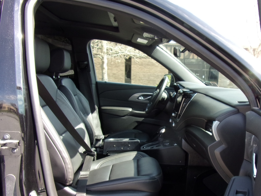 Black Chevrolet Traverse image number 14