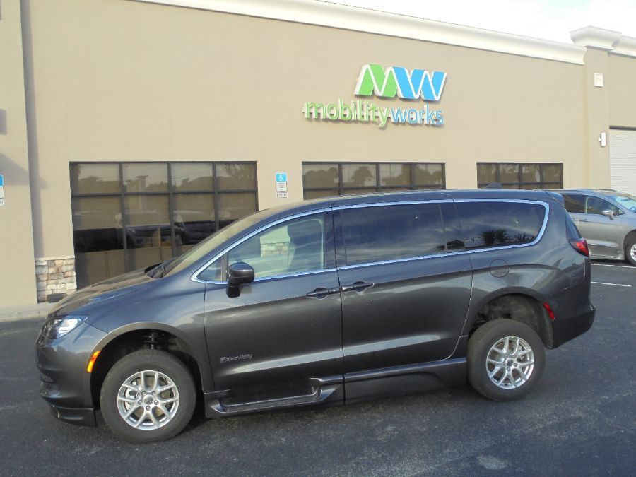 Grey Chrysler Voyager image number 2