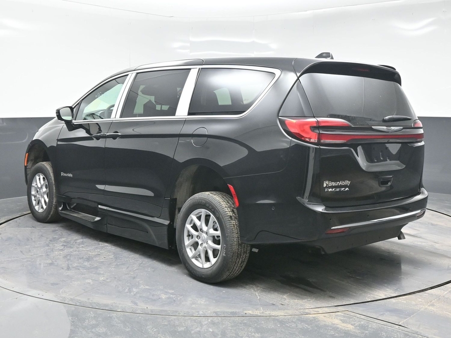 Black Chrysler Pacifica image number 2