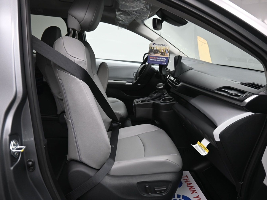 New 2026 Toyota Sienna Hybrid XLE Base - BraunAbility Side Entry In Floor Automatic Ramp