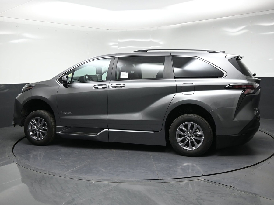 New 2026 Toyota Sienna Hybrid XLE Base - BraunAbility Side Entry In Floor Automatic Ramp