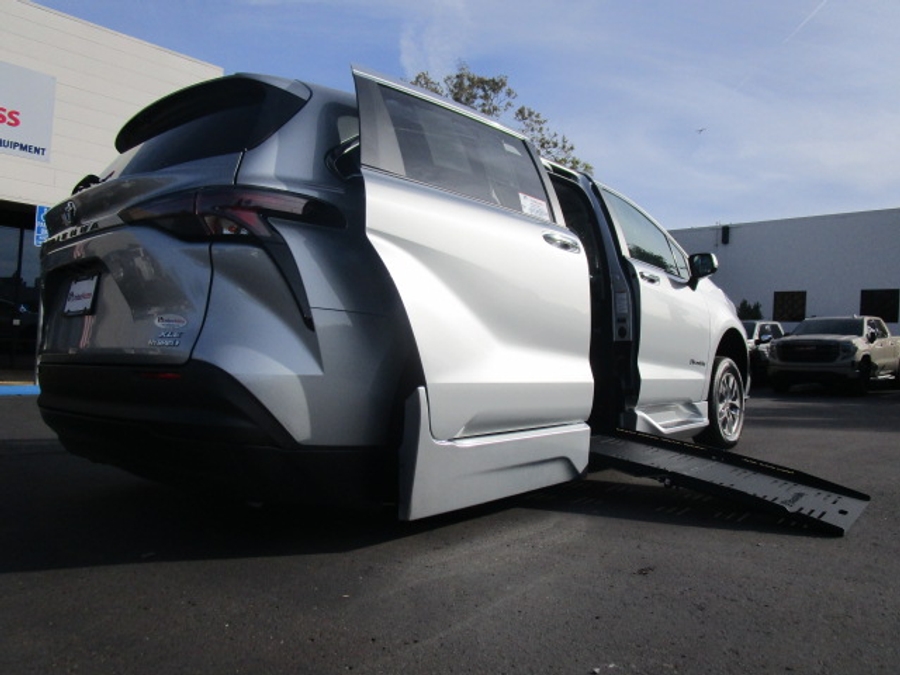 New 2025 Toyota Sienna Hybrid XLE Plus - BraunAbility Side Entry Entry Fold Out Automatic Ramp