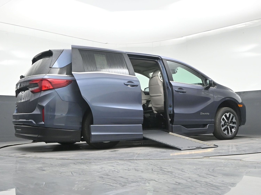 Blue Honda Odyssey image number 18