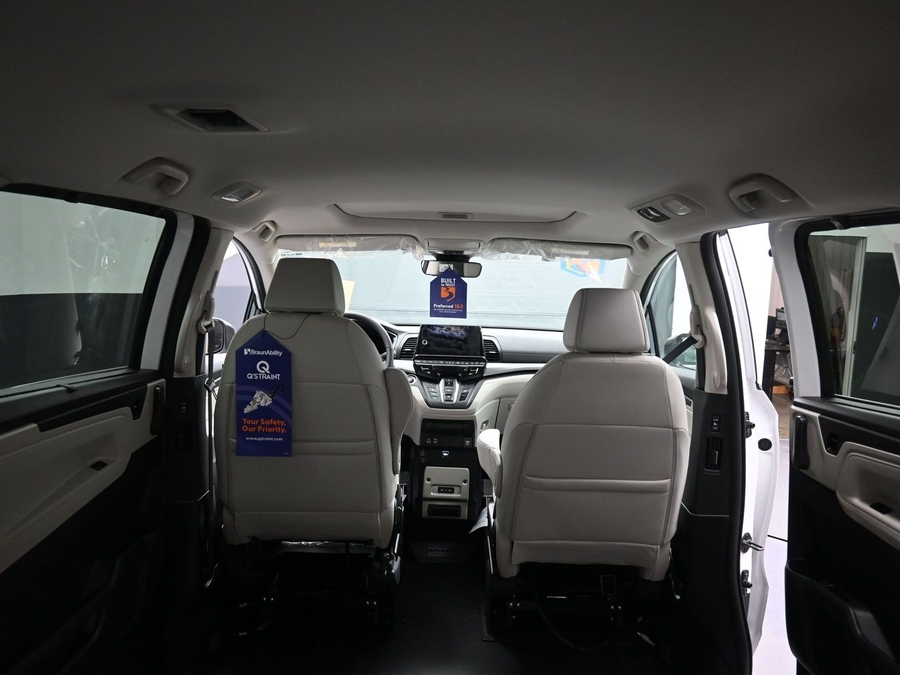 White Honda Odyssey image number 13