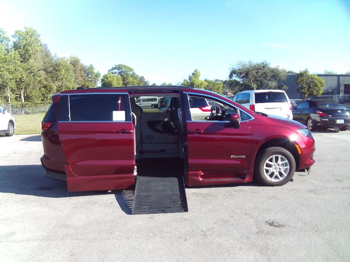 Wheelchair Van Used 2021 Chrysler Voyager MR586878