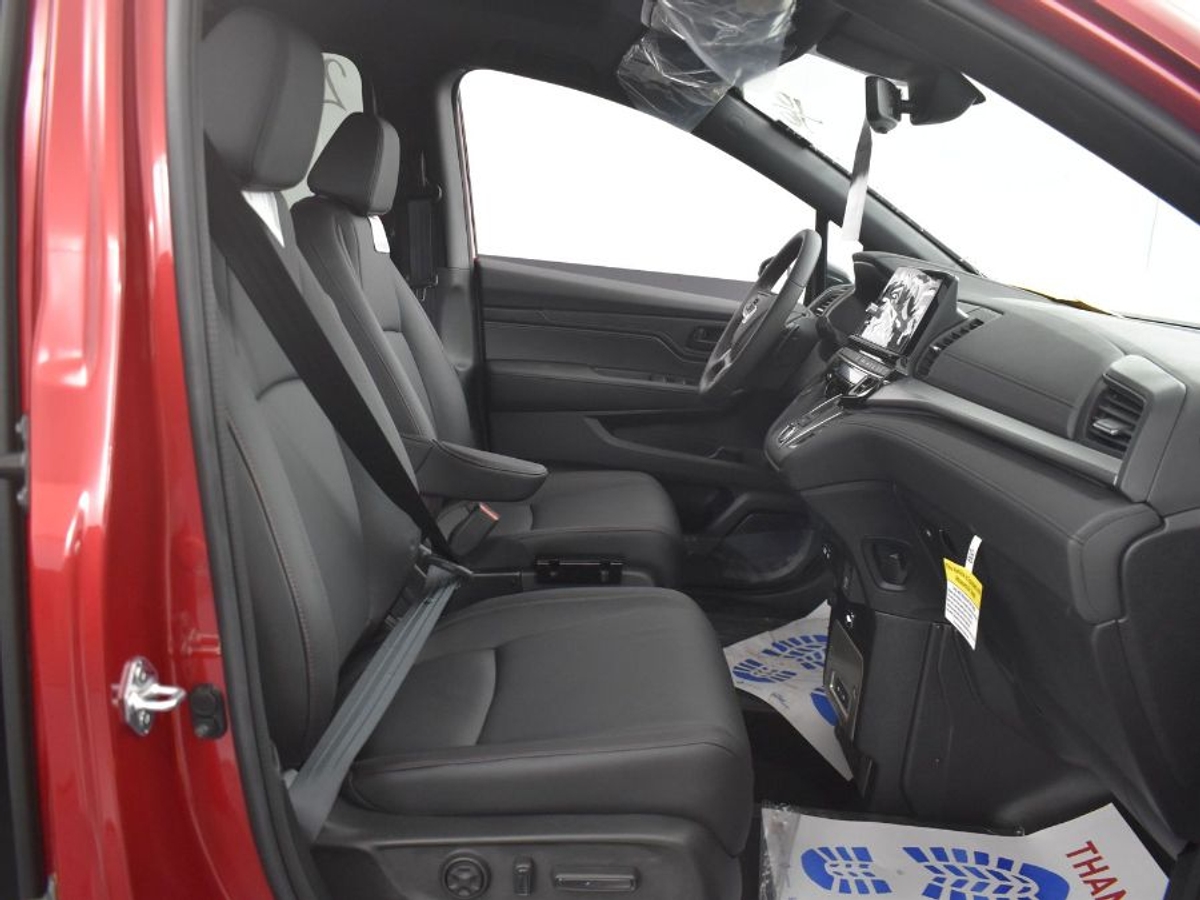 Red Honda Odyssey image number 8