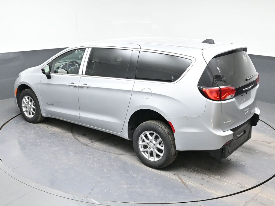 Silver Chrysler Voyager image number 23