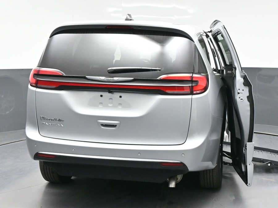 Silver Chrysler Pacifica image number 5
