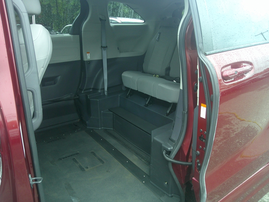 2022 Toyota Sienna LE - Photo 18